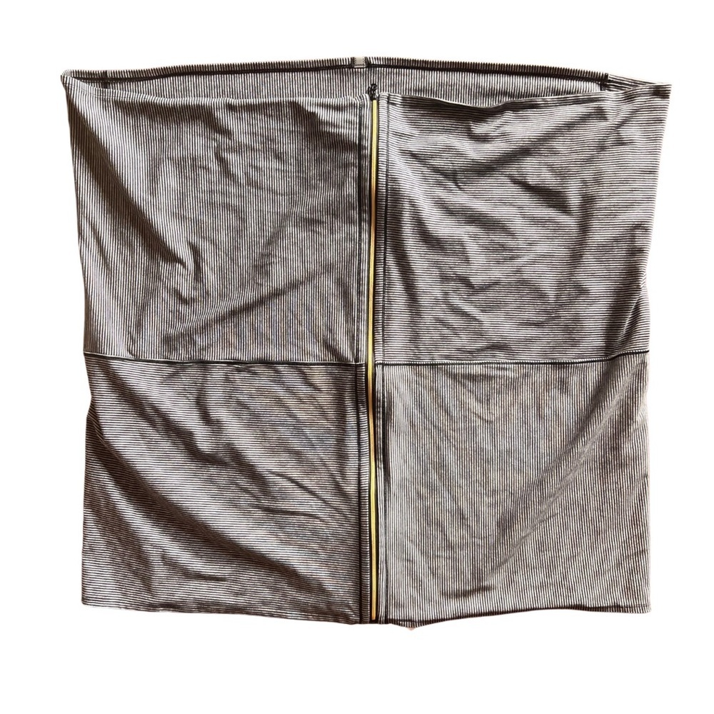 Lululemon Vinyasa Wrap Zip Neck Scarf black/gray/white with gold zipper